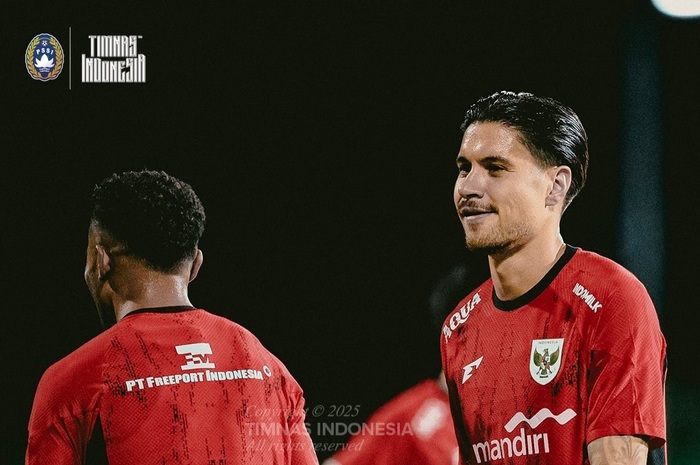 Kevin Diks dan Yakob Sayuri dalam sesi latihan jelang laga vs China Taipei.