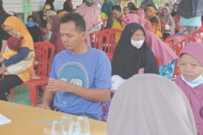 Warga mengantre untuk mengambil Bansos dari pemerintah.