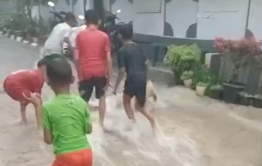 Hujan deras mengakibatkan banjir di Perumahan Pegawai RSCM, Kecamatan Sukaraja, Kabupaten Bogor, Jumat 5 September 2025.