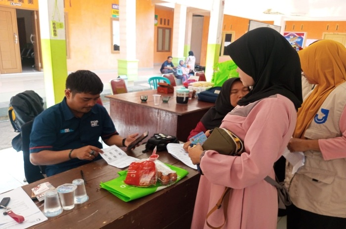 Ilustrasi: KPM saat menerima bantuan sosial (bansos) PKH.