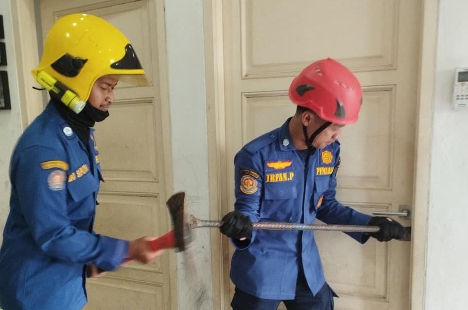 Petuas Damkar mengevakuasi balita terkunci dalam rumah, Jumat 5 September 2025.