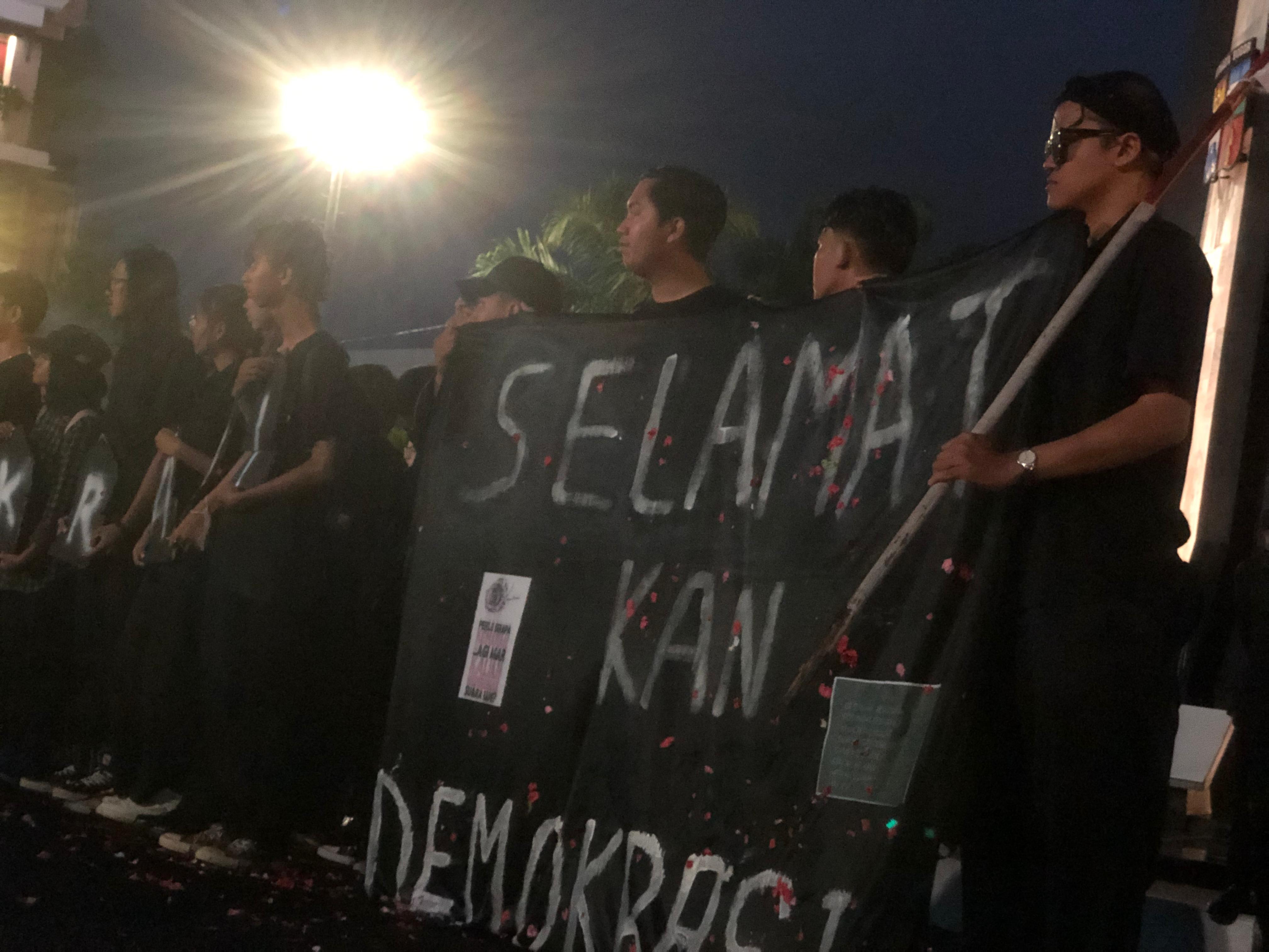 Sejumlah aktivis Mahasiswa aksi di pelataran Tugu Kujang, Kota Bogor, Jumat 5 September 2025.