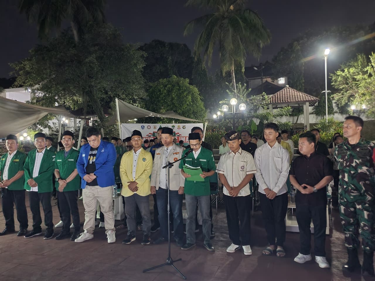 Pemuda lintas iman saat menggelar doa bersama di Situ Plaza, Cibinong, Kabupaten Bogor.