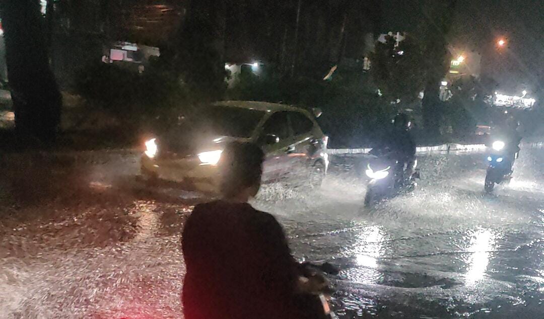 Jalan Raya Tager Beriman, Kabupaten Bogor, tergenang banjir pada Jumat 5 September 2025 malam.
