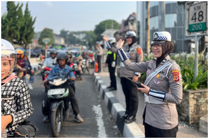 Petugas kepolisian saat melakukan pengamanan lalu lintas di Jalur Puncak, Bogor.
