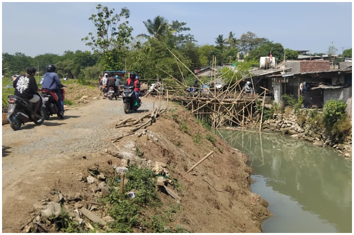 Jembatan darurat yang dibangun warga di dekat proyek jembatan Kali Cibarengkok, Kecamatan Klapanunggal, Bogor.