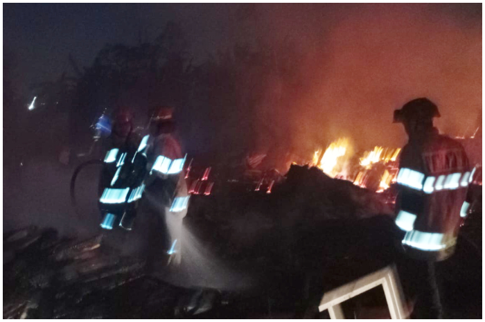 Proses pemadaman api yang membakar lapak penjual kayu bekas di Cipayung, Kota Depok.