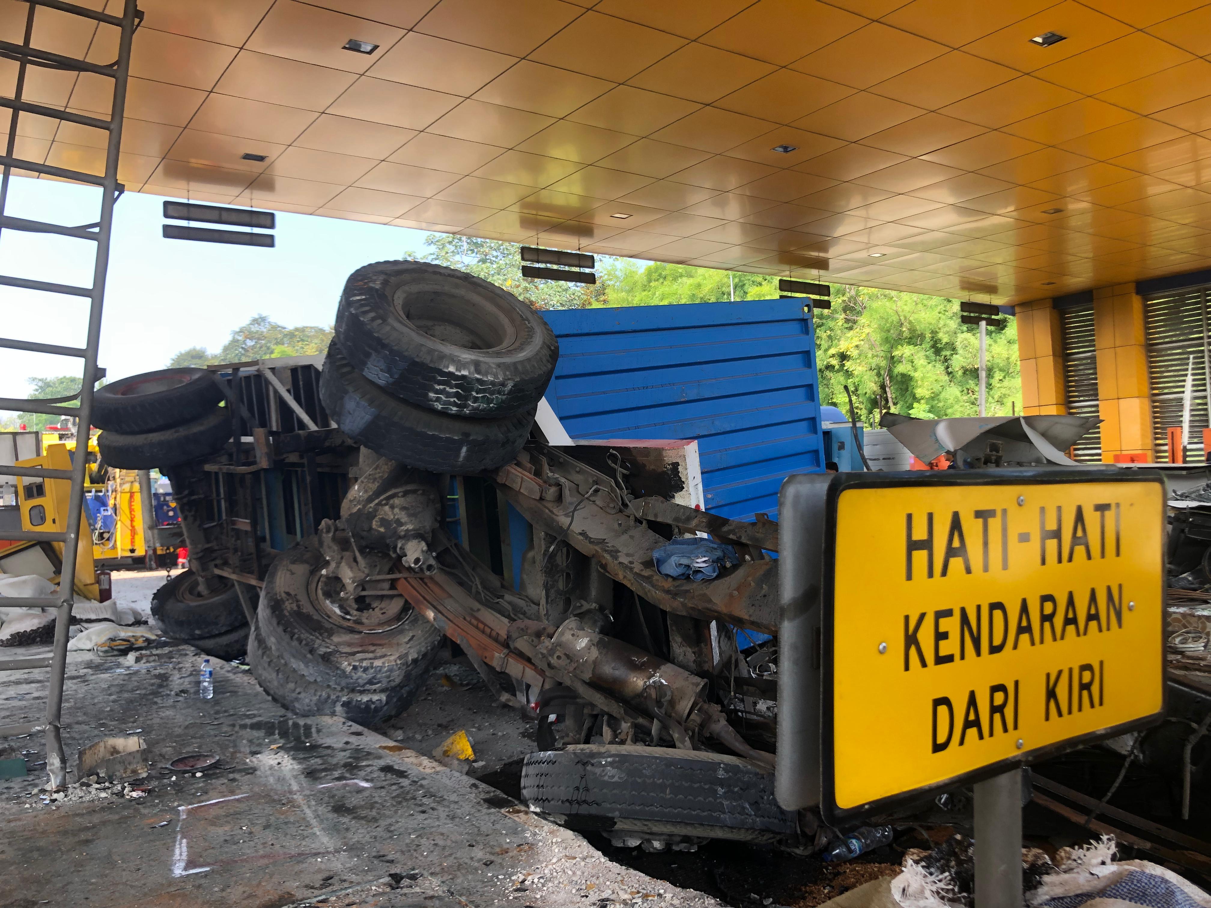 Kondisi truk yang menabrak GT Ciawi 2, Kabupaten Bogor, rusak parah.