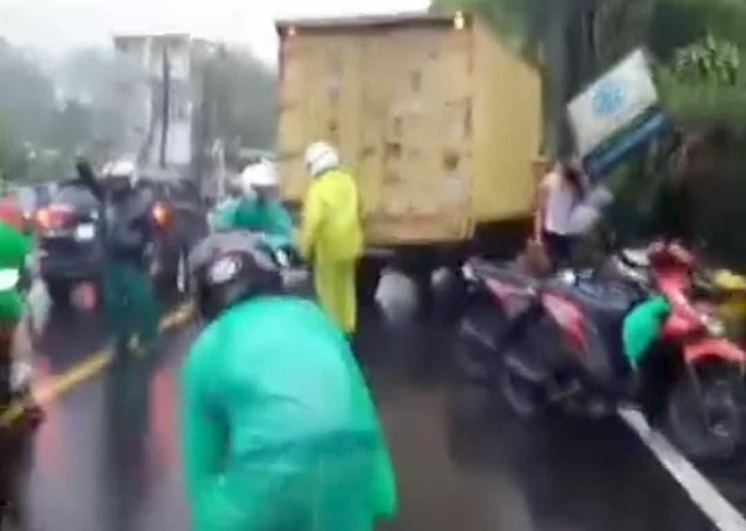 Kecelakaan di Tanjakan Selarong, Puncak, Kecamatan Megamendung, Kabupaten Bogor, akibat truk boks mengalami rem blong, Jumat 5 September 2025.