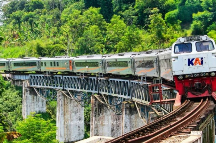 Kereta api milik PT KAI saat tengah mengangkut penumpang.