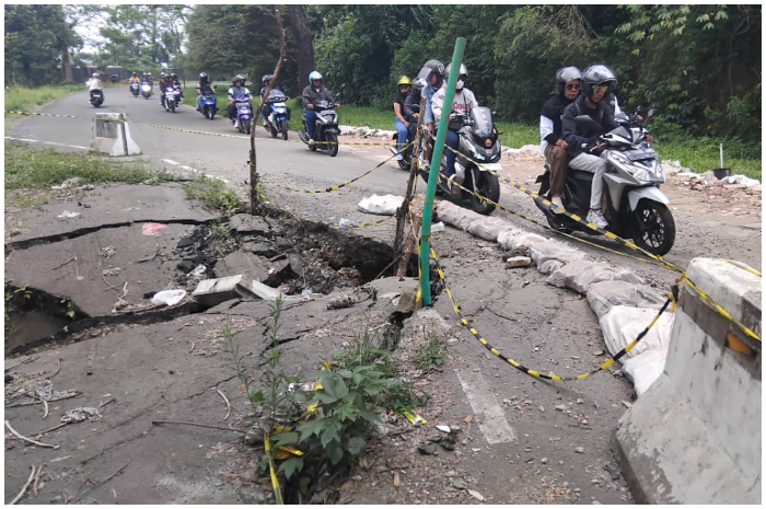 Pantauan terkini longsor di Jalan Pelangi Raya, Desa Cijayanti, Kecamatan Babakan Madang, Kabupaten Bogor, Jum