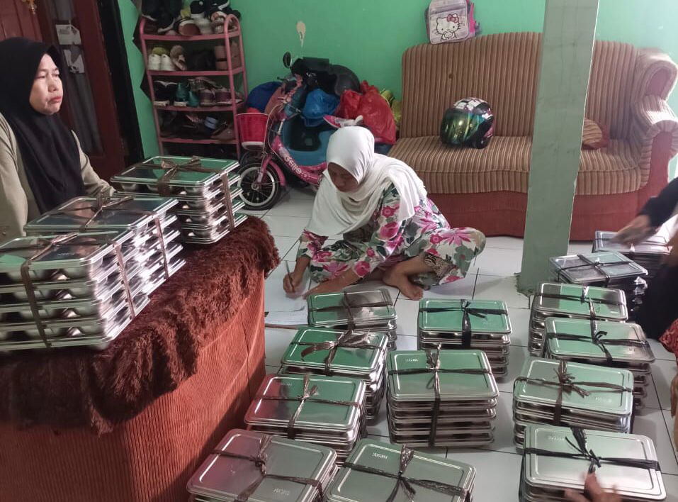 Kader Posyandu saat menyiapkan paket MBG sebelum didistrubisakan ke penerima&nbsp;manfaat.
