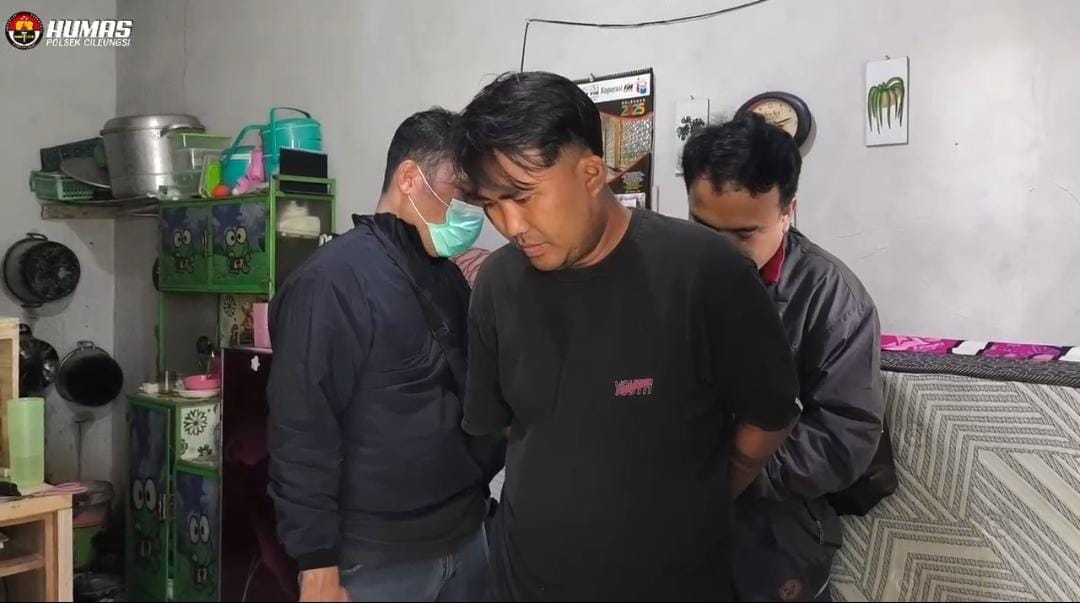 Penangkapan pelaku pemerasan sopir truk pengangkut ayam berisial DA dan MD di Jatisari, Kecamatan Cileungsi, Kabupaten Bogor.