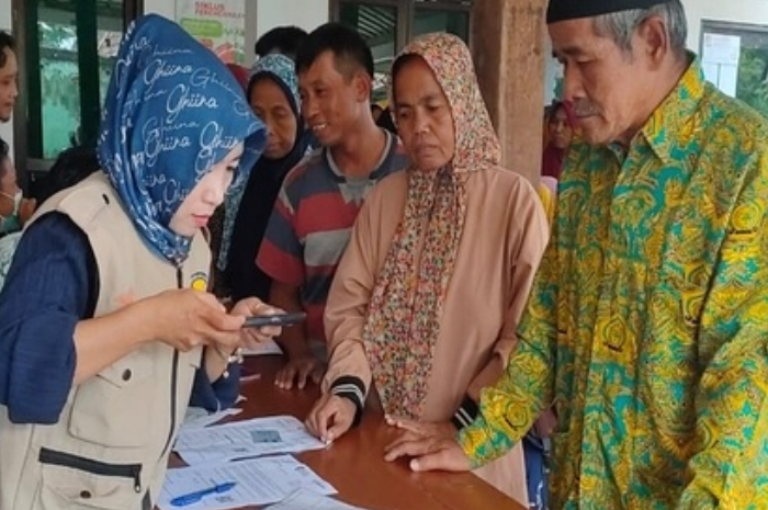 Petugas memeriksa kelengkapan data penerima Bansos PKH dan BPNT.