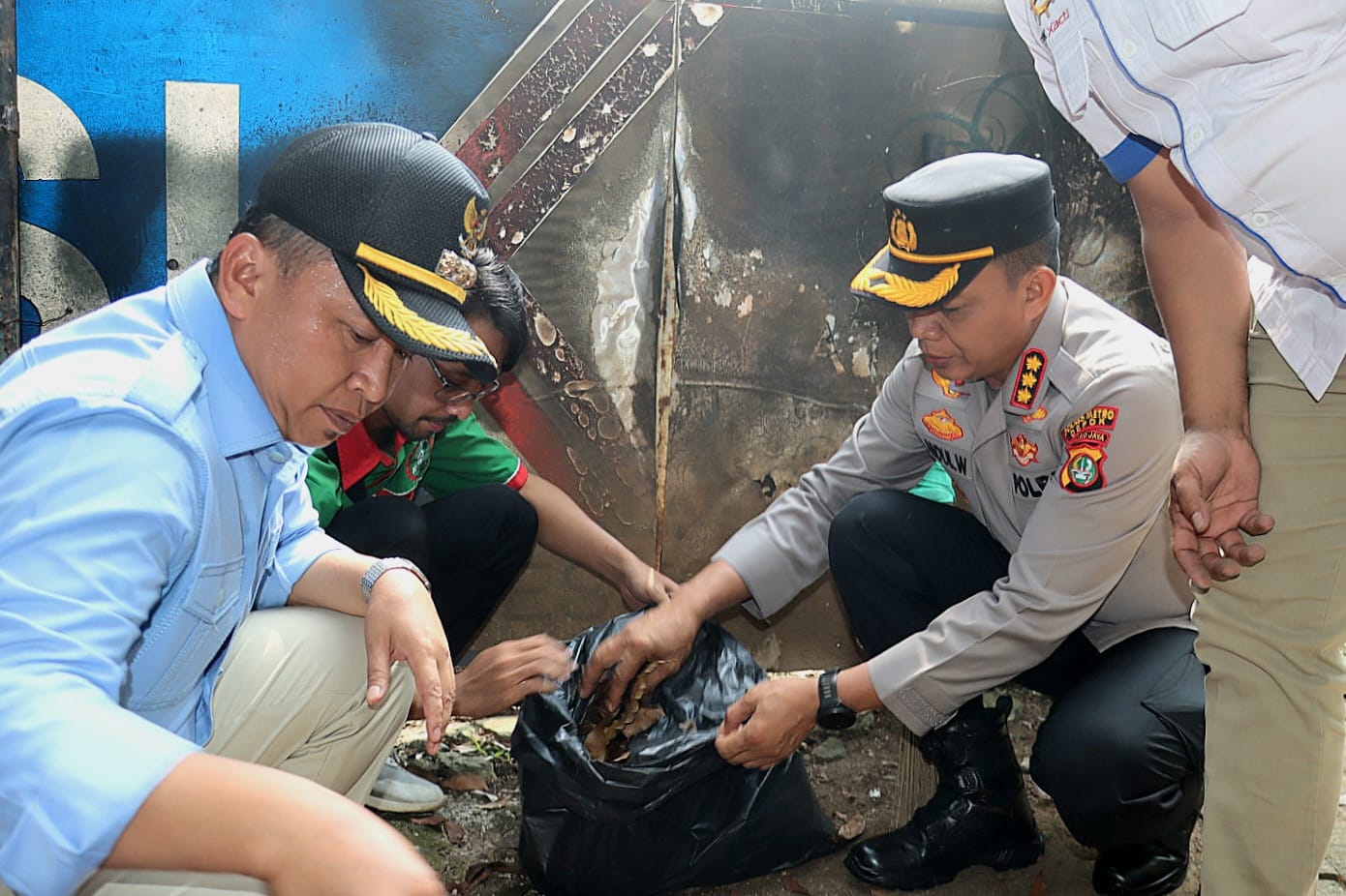 Walikota Depok Supian Suri bersama Kapolres Metro Depok Kombespol Abdul Waras bersama buruh memperbaiki pos polisi yang dirusak massa demo.