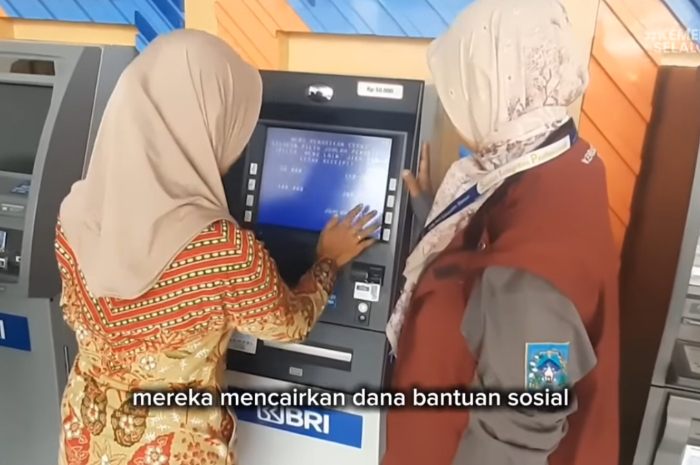 Ilustrasi KPM yang sedang mengecek saldo bansos