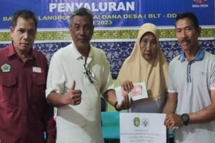 TERBANTU : KPM mengambil dana bansos PKH dan BPNT.