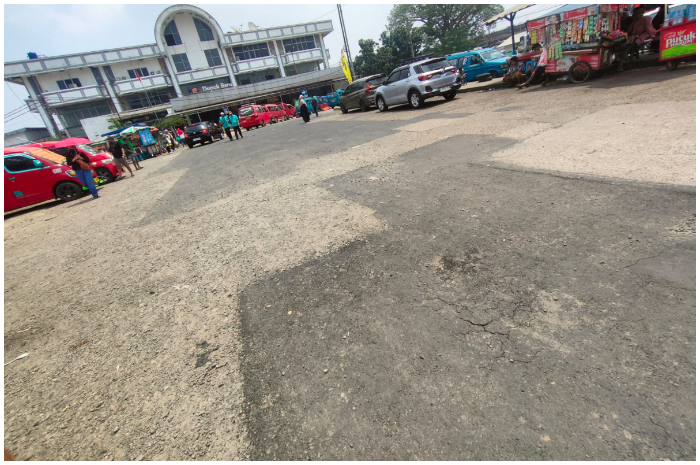 Kondisi jalan di Terminal Depok Baru yang baru saja selesai diperbaiki sudah mengalami kerusakan pada Jumat 5 September 2025