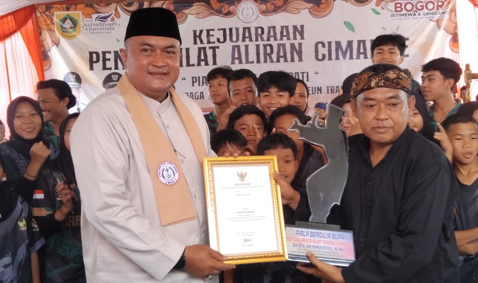 estival Kejuaraan Silat Aliran Cimande Piala Bergilir Bupati di Villa Zanara, Cimande, Kecamatan Caringin, Kabupaten Bogor, Sabtu 6 September 2025.