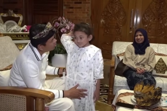 Gubernur Jawa Barat, Dedi Mulyadi memperkenalkan Kokom Komariah kepada Ni Hyang.