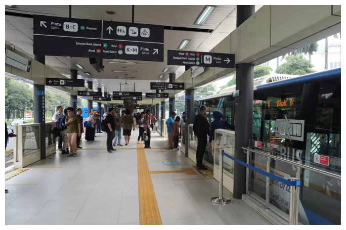 Halte Transjakarta Bundaran Senayan Jakarta kembali beroperasi.