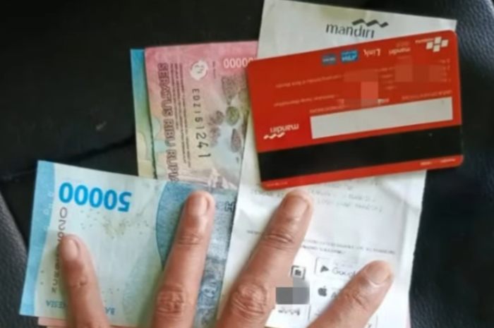 Ilustrasi uang dan KKS untuk penyaluran bansos