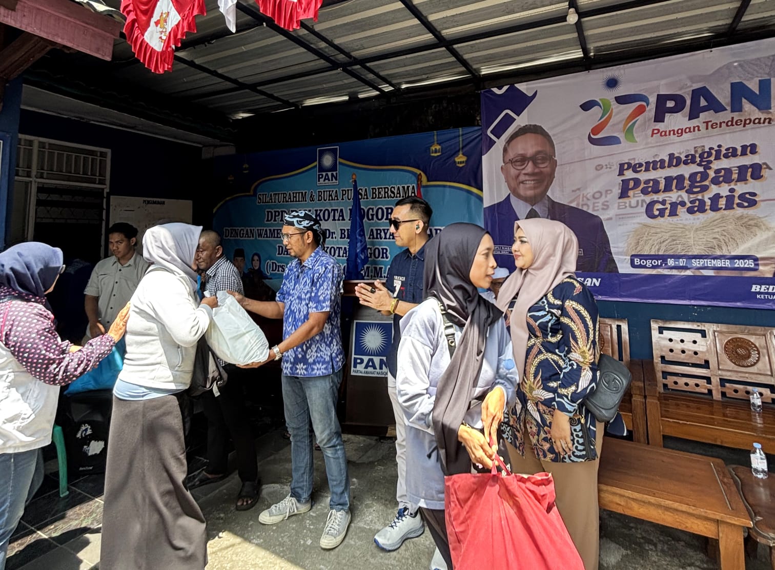 DPD PAN Kota Bogor menyalurkan ratusan paket pangan gratis kepada warga.