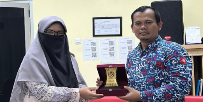 Penyerahan cinderamata dari UMBARA ke pihak RSUD R Moh Noh Nur Leuwiliang pada penarikan mahasiswa KDPK