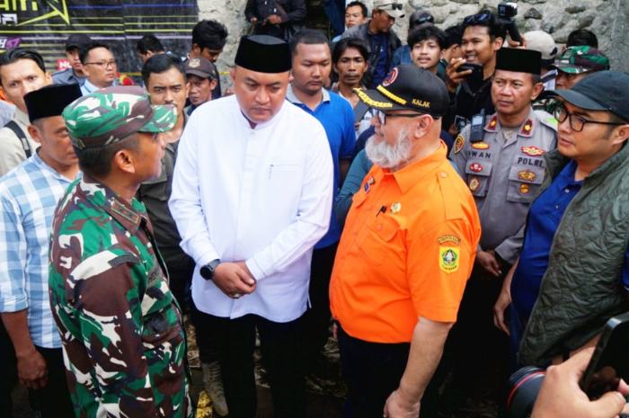 Bupati Bogor Rudy Susmanto meninjau lokasi runtuhnya bangunan Majelis Taklim Asobiyah di Desa Sukamakmur, Kecamatan Ciomas, Kabupaten Bogor, Minggu, 7 September 2025.