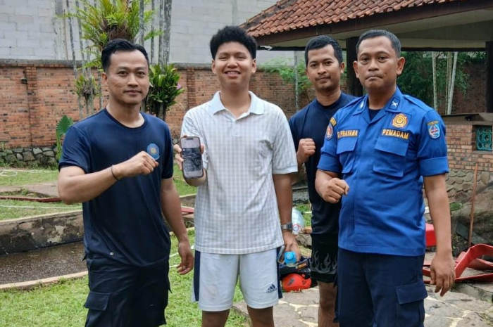 Petugas Damkar Kota Depok berhasil mengevakuasi iPhone 15 Pro Max yang tercebur ke kolam.