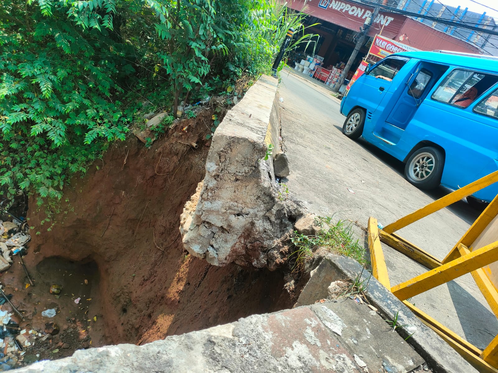 Kondisi terkini Jalan Pitara Citayam, Depok, yang longsor.