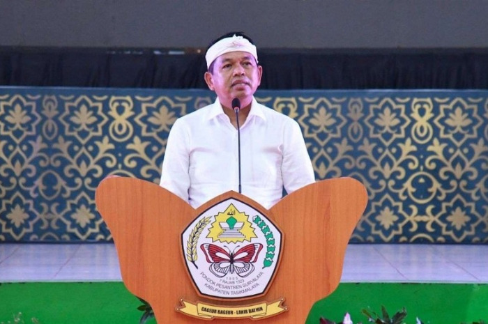 Gubernur Jawa Barat Dedi Mulyadi memberikan sambutan pada Peringatan Milad ke-120 Ponpes Suryalaya