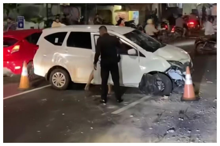 Mobil minibus alami kecelakaan lalulintas di Jalan Margonda, Kota Depok.