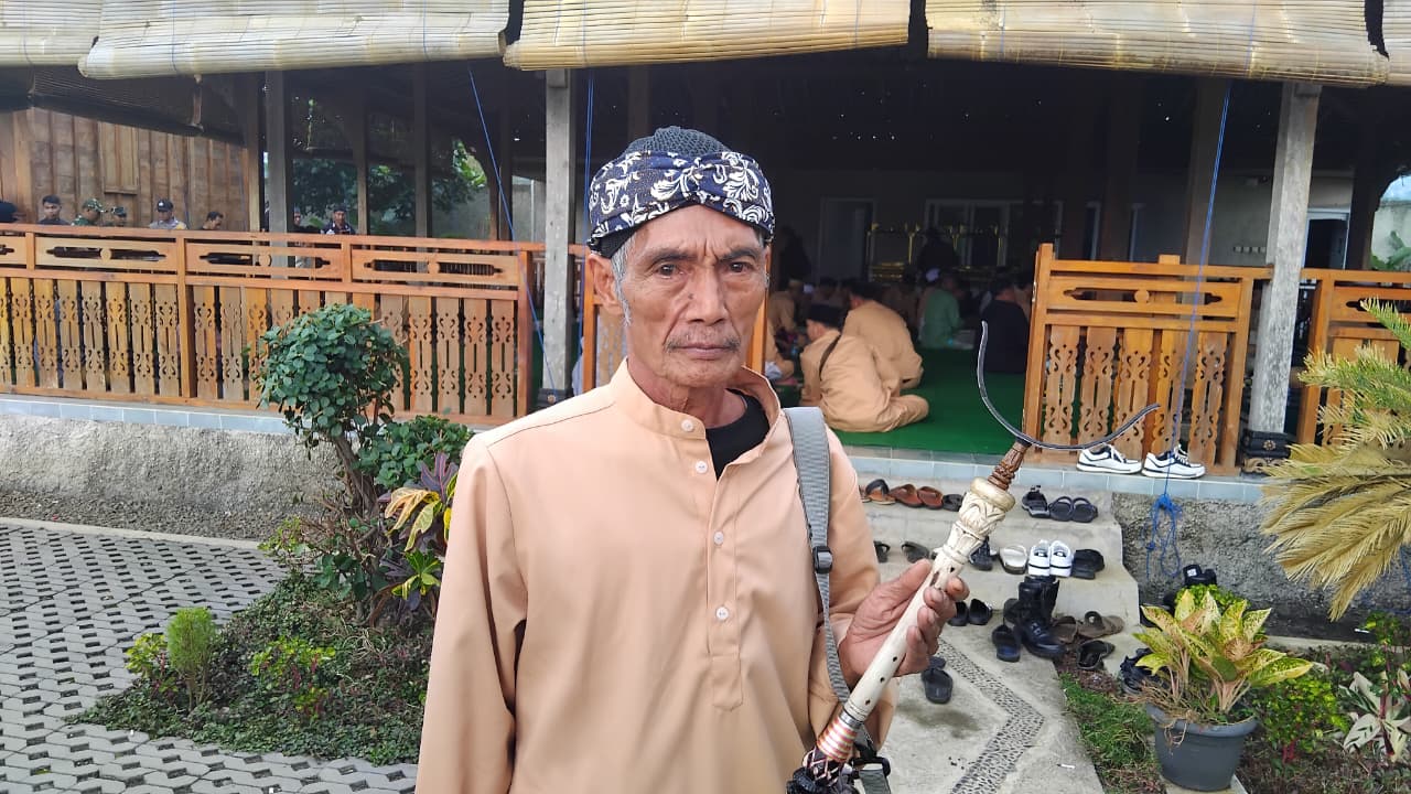 Abah Udin, Maestro terompet di Cimande, Kecamaran Caringin, Kabupaten Bogor.