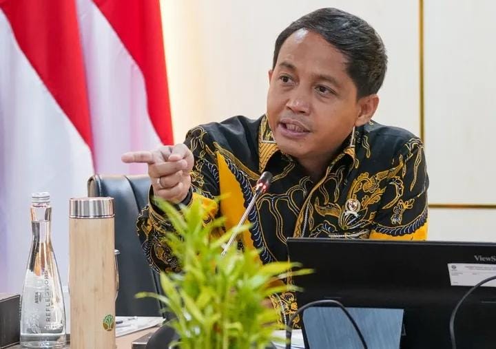 Menhut Raja Juli Antoni.
