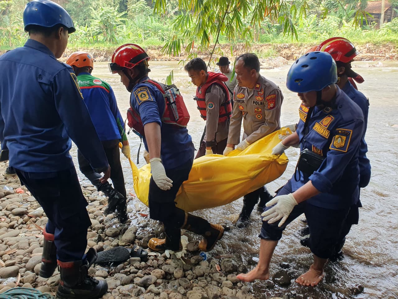 Tim SAR Gabungan saat melakukan evakuasi pada mayat yang ditemukan di Kali Ciliwung, Kecamatan Bojonggede, Kabupaten Bogor.