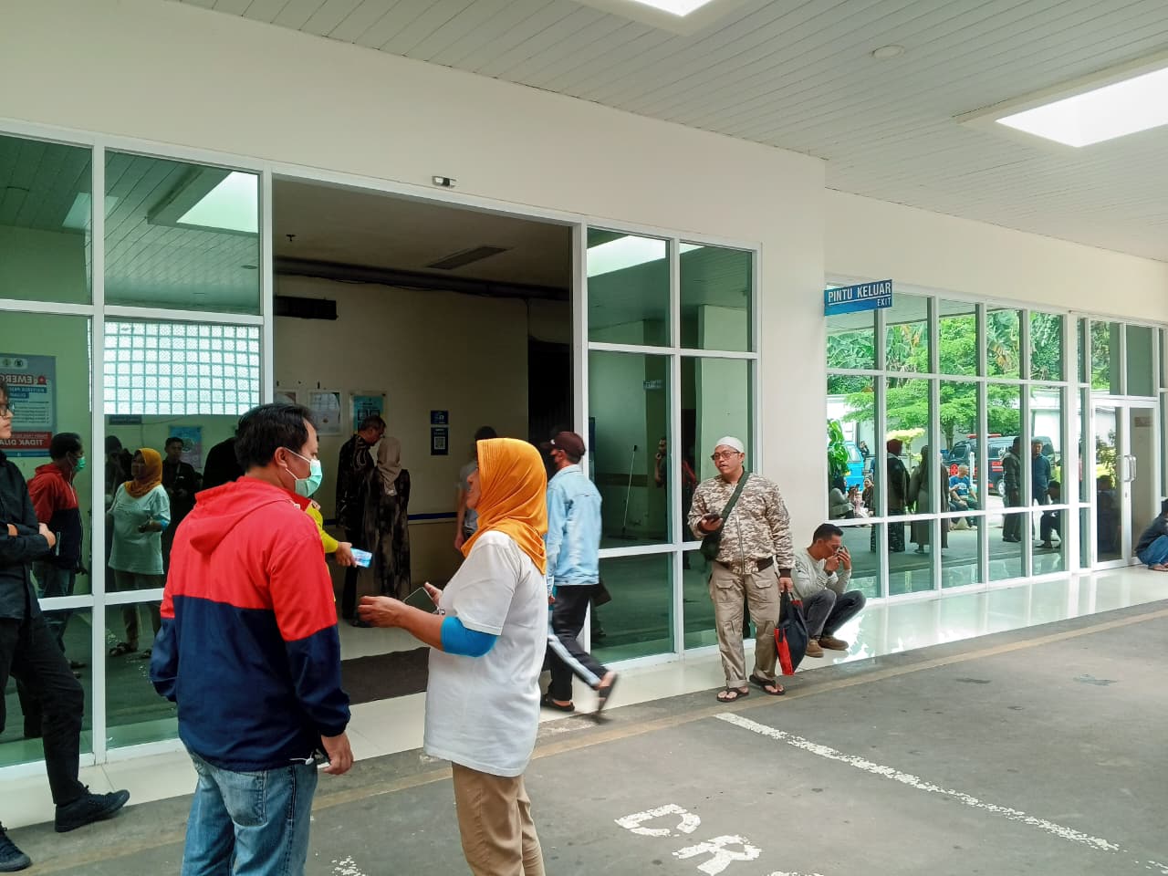 RSUD Kota Bogor, merawat puluhan korban amburknya majelis taklim di Desa Sukamakmur, Kabupaten Bogor, Minggu 7 September 2025.