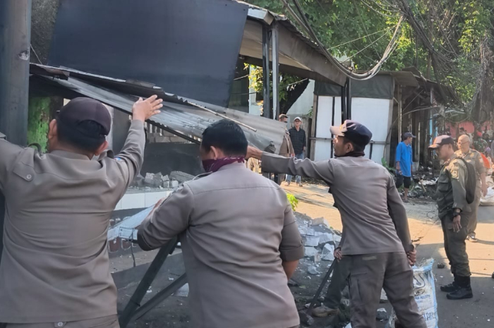Petugas Satpol PP Kabupaten Bogor saat melakukan penertiban di wilayah Citeureup, Kabupaten Bogor.