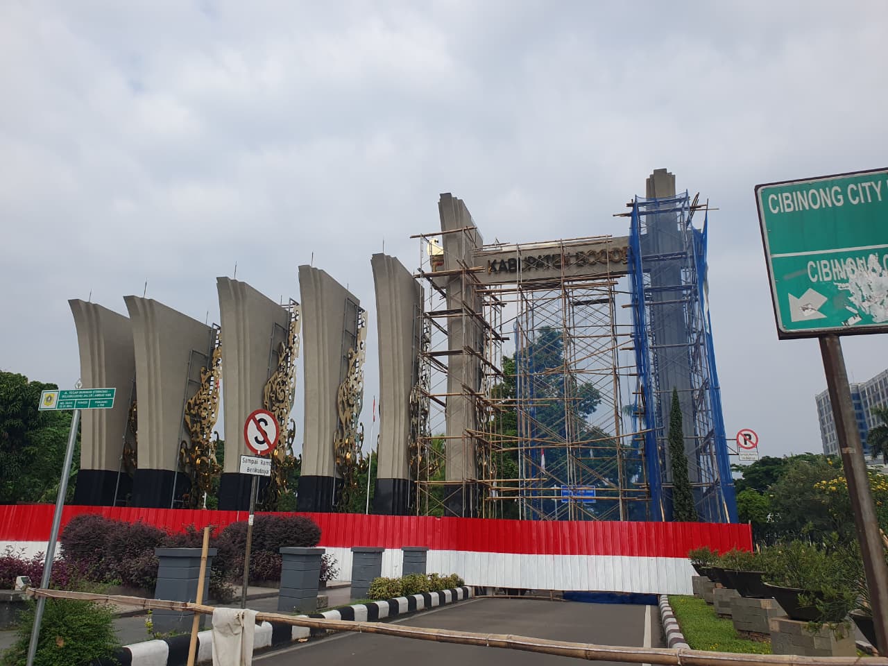 Pembangunan Tugu Lawang Kori, Jalan Simpang Daralon, Kecamatan Cibinong, tepatnya pintu masuk pusat pemerintahan Kabupaten Bogor.