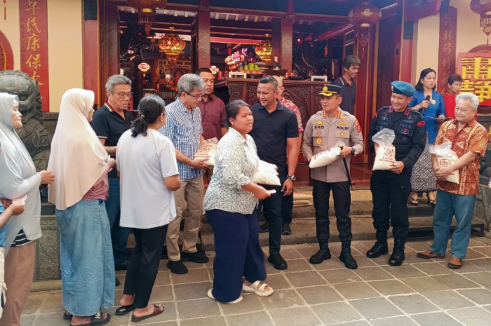 Panitia menyalurkan beras bagi warga Bogor dalam rangka Bulan Cio Ko 2025 di Vihara Dhanagun.