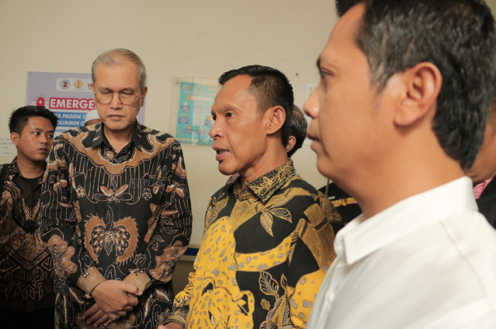 Wakil Bupati Bogor Ade Ruhandi saat menijau korban bangunan majelis taklim ambruk di RSUD Kota Bogor. Minggu, 7 September 2025.