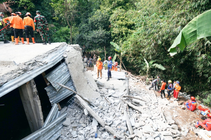 Lokasi Majelis Taklim Asobiyah di Desa Sukamakmur, Kecamatan Ciomas, Kabupaten Bogor pasca ambruk Minggu, 7 September 2025.