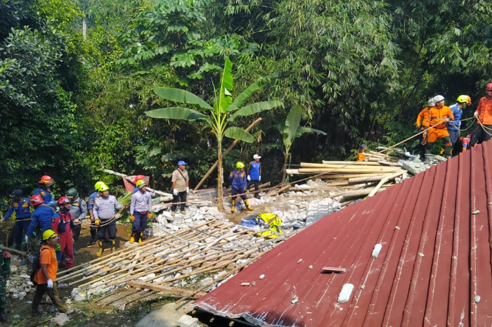 Sisa reruntuhan Majelis Taklim Asobiyah di Kampung Ciapus Kompas, Desa Sukamakmur, Kecamatan Ciomas, Kabupaten Bogor yang ambruk Minggu, 7 September 2025 lalu.