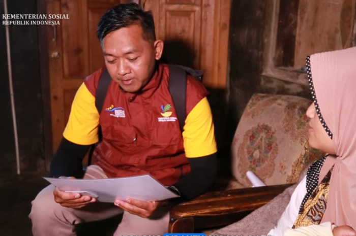 Petugas pendamping sosial saat menemui penerima bansos.