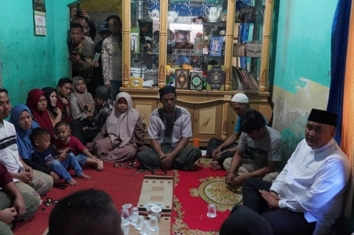 Bupati Bogor saat mengunjungi rumah duka salah satu korban ambruknya majelis taklim di Ciomas