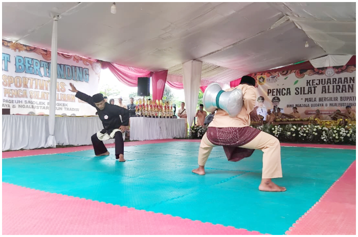 Pertunjukan perebut seeng di acara kejuaraan penca silat aliran Cimande, Kecamatan Caringin, Kabupaten Bogor.