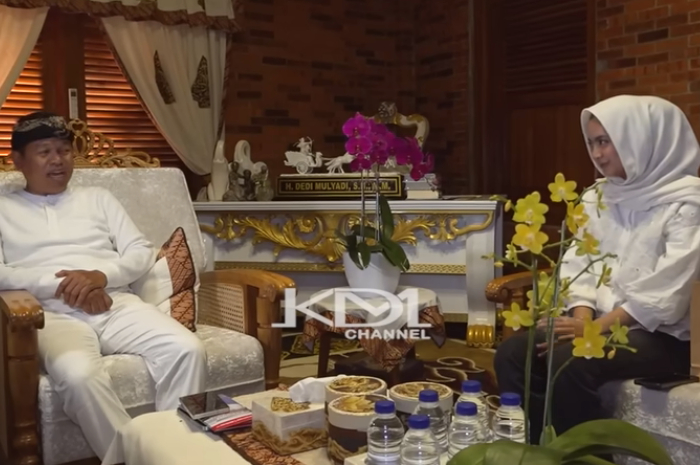 Gubernur Jawa Barat Dedi Mulyadi saat berbincang dengan Syifa, wanita yang disebut-sebut mirip dengan Ni Hyang.
