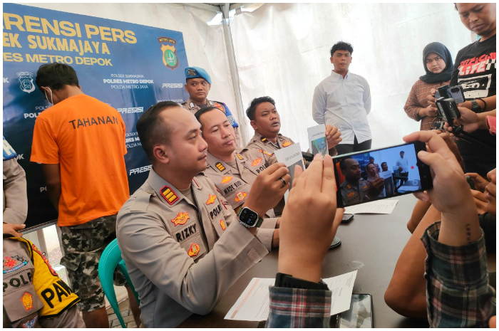 Polisi menunjukan foto korban penganiayan petugas keamanan lansia Senin 8 September 2025
