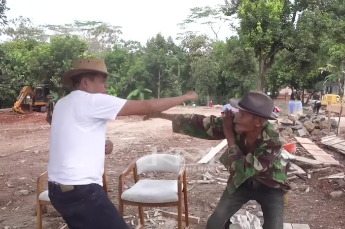 Gubernur Jawa Barat, Dedi Mulyadi adu silat dengan seorang kakek.