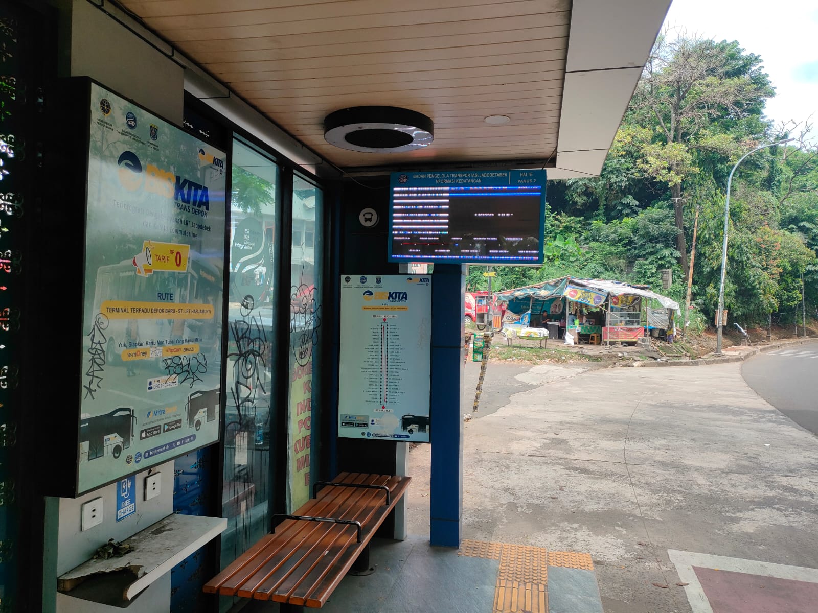 Kondisi halte bus Panus II Depok, yang dipenuhi vandalisme dan beberapa&nbsp;bagian&nbsp;rusak.